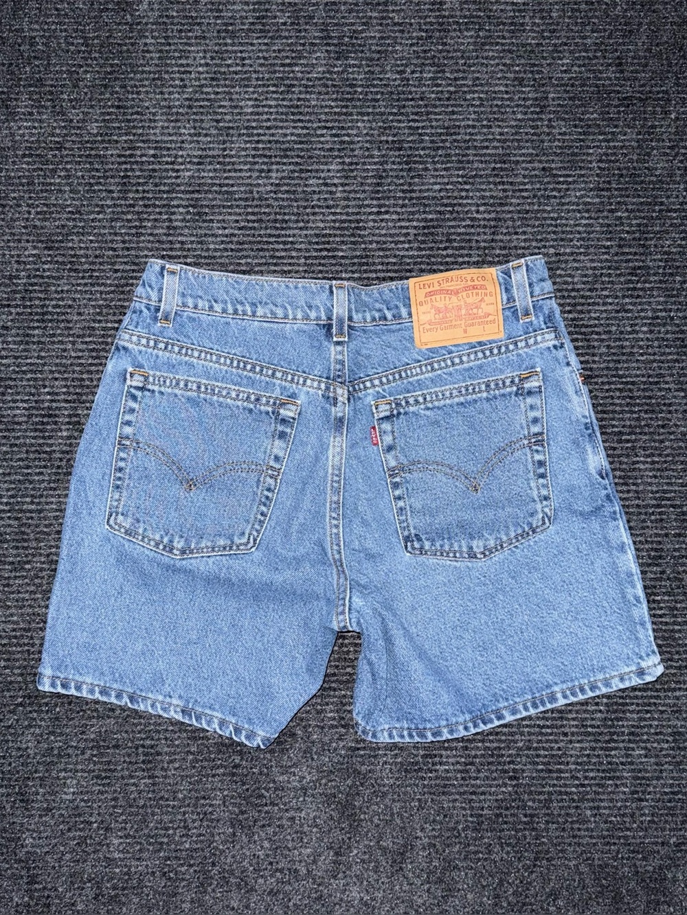 Vintage 90s Levi’s Relaxed Fit Mid Thigh Denim Shorts Women’s 10 / 29 USA Made